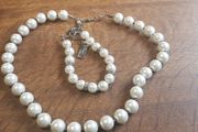 Elegant pearl necklace and bracelet.