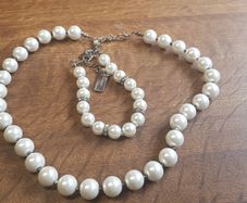 Elegant pearl necklace and bracelet.