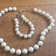 Elegant pearl necklace and bracelet.