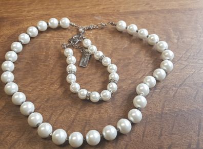 Elegant pearl necklace and bracelet.