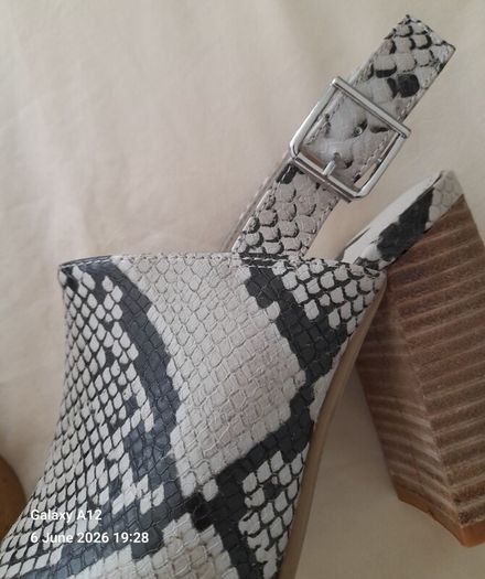Xti sandles size 4