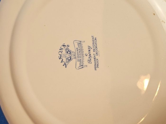 2 beautiful Masons Ironstone dinner plates in the "Regency" pattern, England, c. 1940-1950.