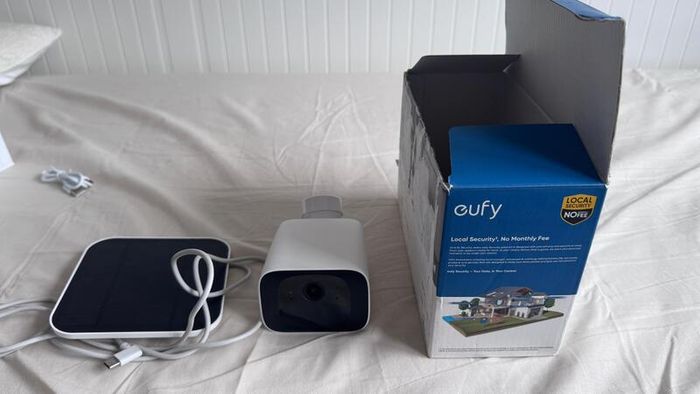Eufy Solocam C210 with Solar Panel - Like new, hardly used