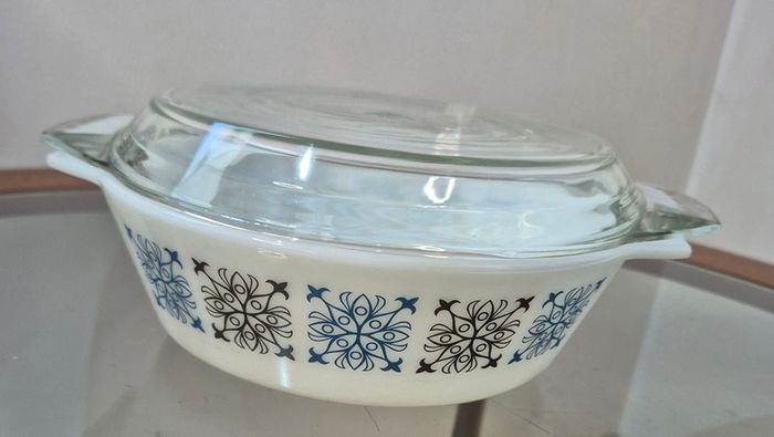 VINTAGE NEW OLD STOCK: JAJ Pyrex "Chelsea" 3-Pint Casserole Set with Original Box & Stand