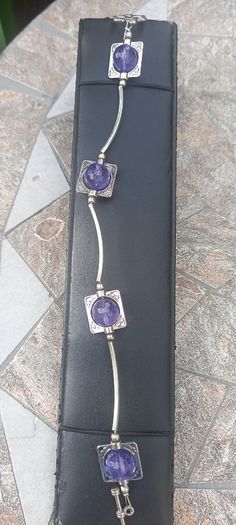 Vintage jewelry is sold individually for 5 to 10 euros