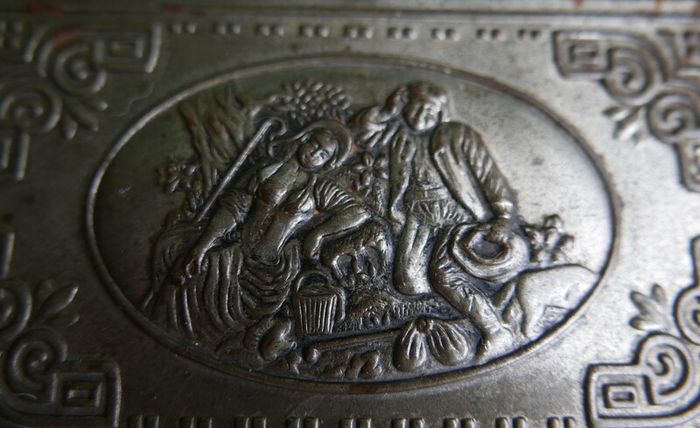 Vintage 1930 s Tin For State Express. Ornate Vintage State Express 333 Metal Tin With Wood Lining