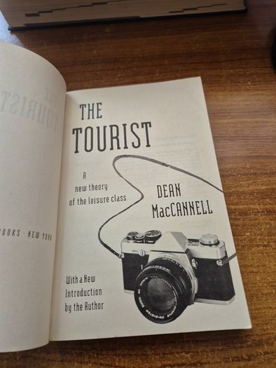 The Tourist. Dean MacCannell. A new theory of the leisure class.