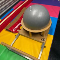 Gymnastics handstand bouncer