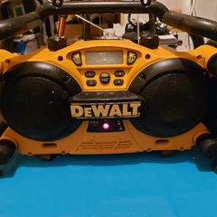 DeWalt DC011 Jobsite Radio Charger AMFM Stereo Heavy Duty Worksite Boombox