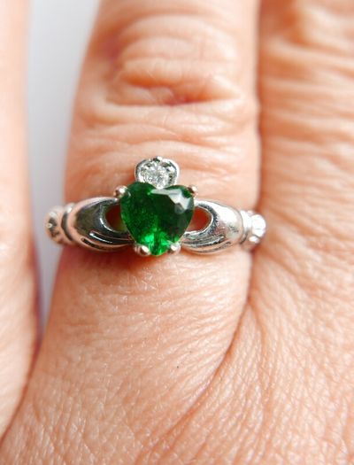 Vintage 925 Sterling Silver Claddagh Ring with Green Heart Stone size Q - 2,5g