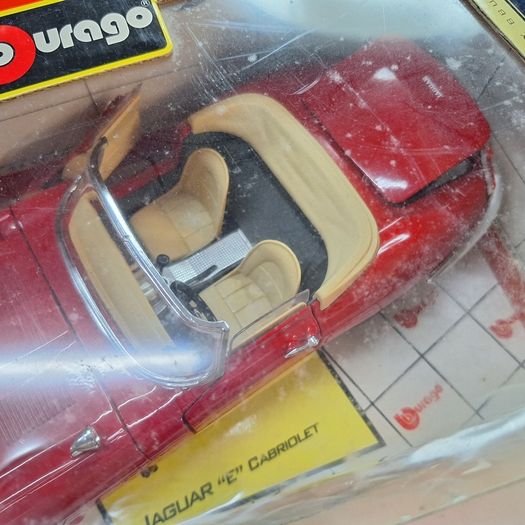 Burago 1/18 Jaguar "E" Cabriolet (1961) Die-Cast Model Car - Special Collection (Made in Italy)