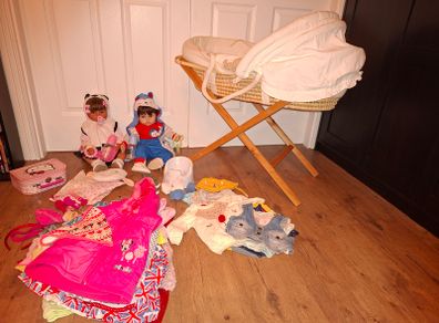 2 Reborn Baby Dolls+Moses basket+over 50 pieces of clothing and accessories, excellent condition