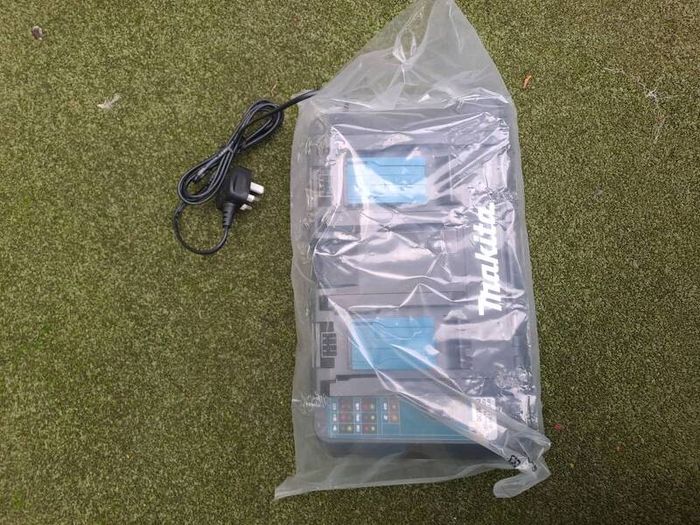 Makita  DC18RD 14.4V to 18V Li-ion LXT Twin Port Charger