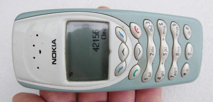 Vintage Nokia 6410 and charger