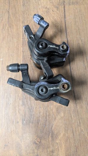 Radius disc brake calipers
