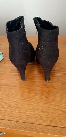 ladies ankle boots.