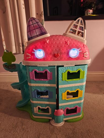 Gabby's Dollhouse Deluxe Playset, with figures