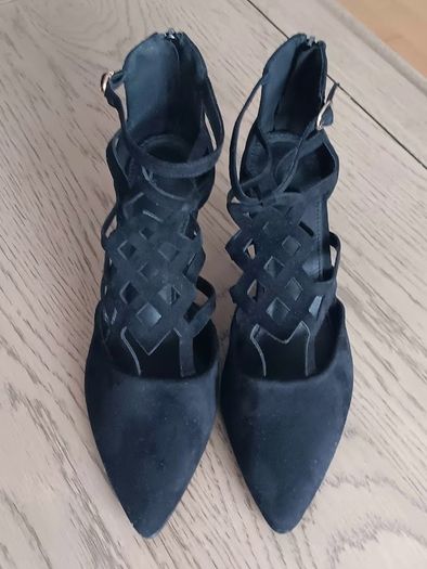 Black faux-suede low heel shoe