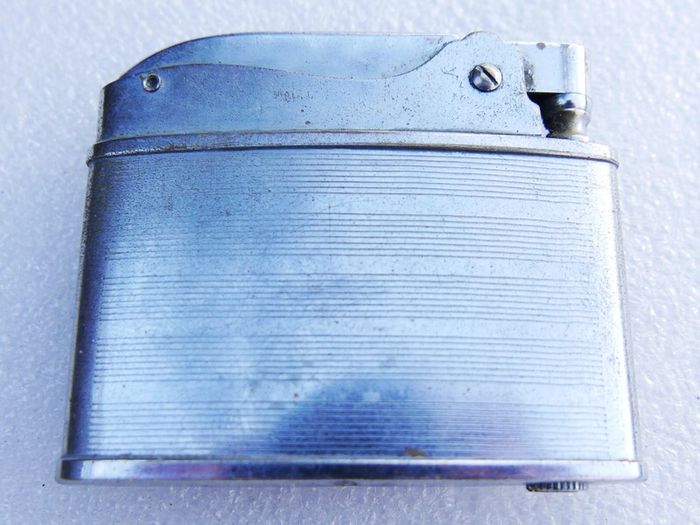 Vintage "Automatic Super Lighter" made in Japan featuring the "Buena" brand (in working order)