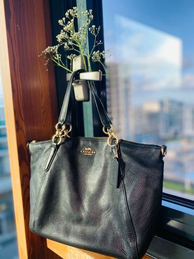Coach Kelsie Satchel  in Pebble Leather Crossbody Bag Medium Size, colour black, cards, dust bag included.