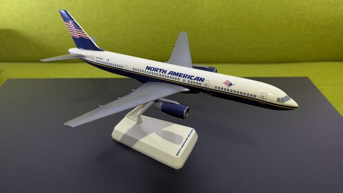 North American 1:200 scale model airplane, Boeing 757 aircraft, made by Wooster