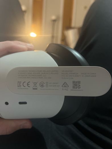 Meta Quest 2 VR Headset   256GB   Perfect Condition Plus Case and Battery Pack