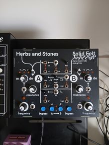 Herbs and Stones Solid Felt Desktop Stereo Multimode Analog Filter