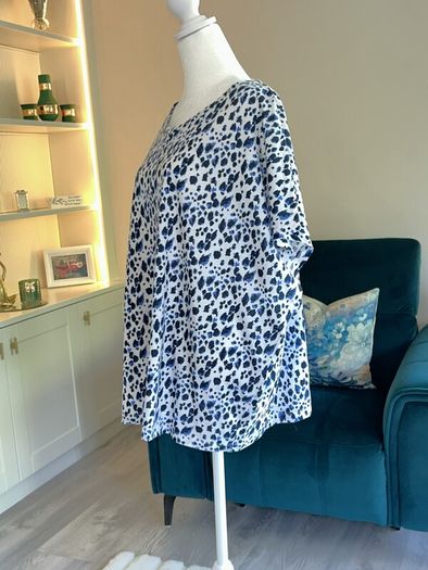 Ladies Blue & White Short Sleeved Top from Dunnes Stores. Size UK 24-26 / EU 52-54