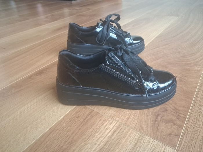 Black patent shoe