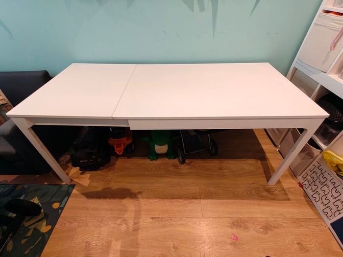Extendable dining table