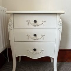 chest of drawers