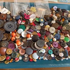 Large Collection Of Buttons Inc Many Vintage Not Cleaned