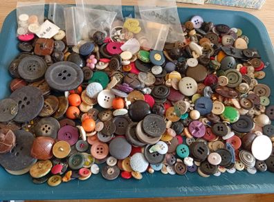Large Collection Of Buttons Inc Many Vintage Not Cleaned