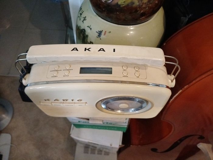 Akai ratro style radio