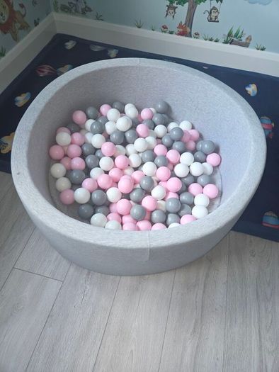 Baby ball pit & coloured balls