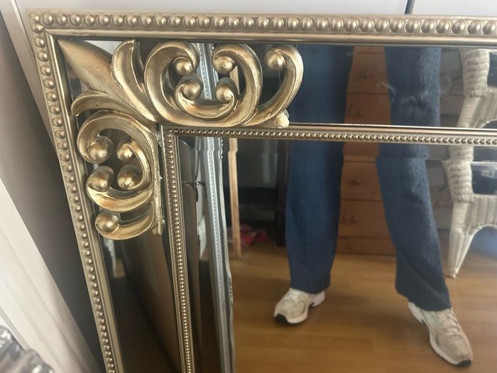Detailed frame mirror