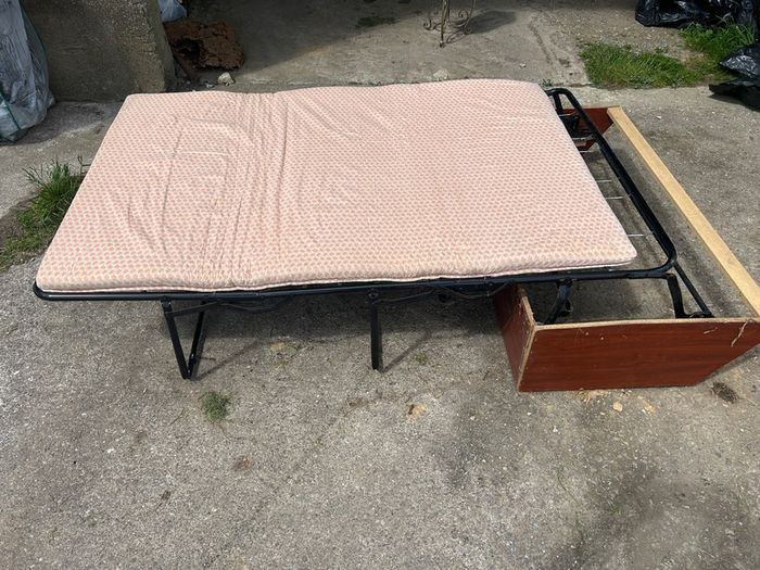 Free fold out bed
