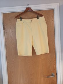 Per Una Yellow Knee Length Ladies Shorts.  S.  16.  New- No Tag..