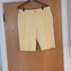 Per Una Yellow Knee Length Ladies Shorts.  S.  16.  New- No Tag..