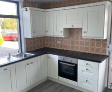 Kitchen including integrated dishwasher and cooker