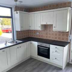 Kitchen including integrated dishwasher and cooker