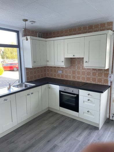 Kitchen including integrated dishwasher and cooker
