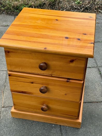 chest of drawers and two bedside lockers