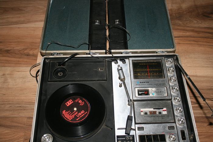 Vintage Sanyo Portable Briefcase Stereo Music Centre MODEL G - 2615N (in working order)