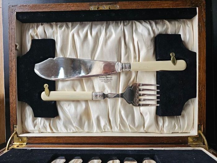ANTIQUE EPNS Silver Plated Fish Cutlery Set