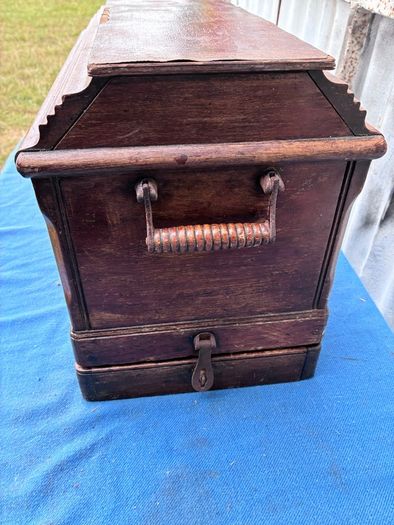 Singer sewing machine with case