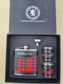 This is a classic Scottish hip flask gift set