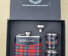 This is a classic Scottish hip flask gift set