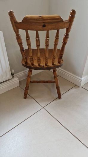 1 x vintage solid pine farmhouse kitchen chair featuring a classic Windsor-inspired spindle back design.