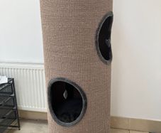 Cat tree: AniOne Tobi XL cat tower